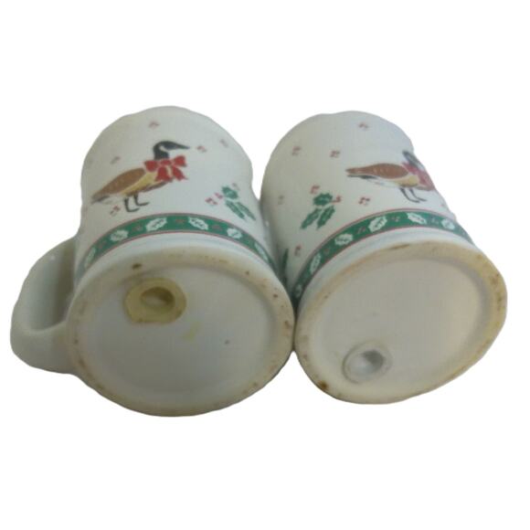 Vintage New Avenues Christmas Holiday Gooseberry Salt And Pepper Shakers - Picture 2 of 6